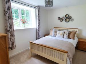 Giường trong phòng chung tại Colby Hall Cottage