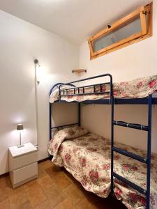 1 dormitorio con 2 literas y lámpara en La Casa Del Mare, en Torre del Lago Puccini