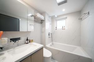 Ένα μπάνιο στο ZHome-Modern 3 bedrooms apartment - near NanJing Road +17 φωτογραφίες