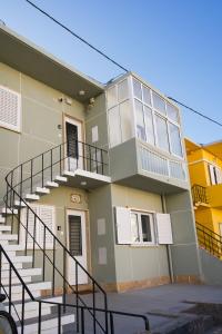um prédio com uma escada ao lado em Casas Sao Luis em Faro