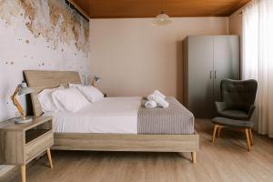 阿尔戈斯托利翁斯奥拉玛丽亚酒店的一间卧室，配有一张床、一张桌子和一把椅子