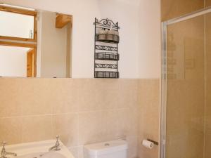 ein Badezimmer mit Dusche, Toilette und Waschbecken in der Unterkunft The Barn At Fishponds in Brook