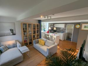 a living room with two couches and a kitchen at Haselbachstraße 6 in Ebensfeld