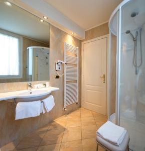 uma casa de banho com um lavatório e um chuveiro em iH Hotels Padova Admiral em Pádua