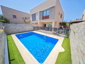 Bazén v ubytovaní LITORAL COSTA DORADA - MAS D'EN REIG Only families alebo v jeho blízkosti