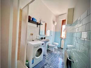 a bathroom with a washing machine and a sink at Florentine Castle Apartment in Castelfiorentino