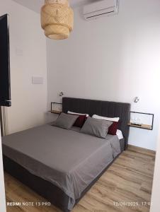 En eller flere senge i et værelse på GOA Beach Front Apartments