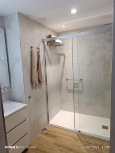 Et badeværelse på GOA Beach Front Apartments