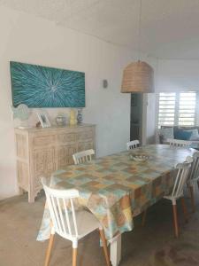 Η κουζίνα ή μικρή κουζίνα στο Beachfront Escape in Authentic Mauritian Paradise