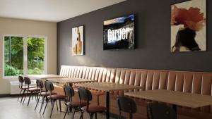 アイダホフォールズにあるGarner Hotel Idaho Falls Southwest by IHGの部屋にテーブルと椅子があるレストラン