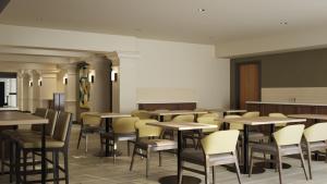 アイダホフォールズにあるGarner Hotel Idaho Falls Southwest by IHGのテーブルと椅子のあるダイニングルーム