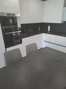Kuchyňa alebo kuchynka v ubytovaní Résidence Odalys Saint Loup Appartement Climatisé entierement rénové