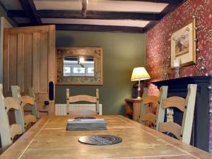 une salle à manger avec une table et des chaises dans l'établissement Thorn Cottage, à Spark Bridge