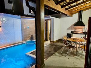 Πισίνα στο ή κοντά στο Casa em Boiçucanga com 2 suítes, piscina e sauna integrada