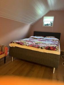 a bed with a quilt on it in a room at Lugna Villan 4 in Köpingsvik