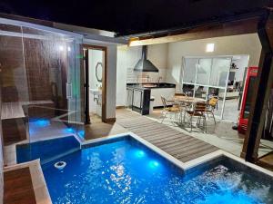 Πισίνα στο ή κοντά στο Casa em Boiçucanga com 2 suítes, piscina e sauna integrada