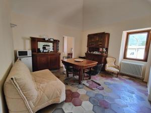 a living room with a couch and a table at La casa del tempo in Vittorito