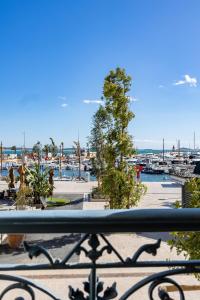 einen Balkon mit Blick auf den Yachthafen in der Unterkunft Casa Sana - Escapade sur le Port de Sanary - Wi-Fi in Sanary-sur-Mer