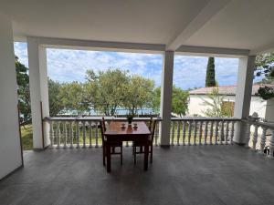 Blick auf einen Fluss in der Nähe der Pension
