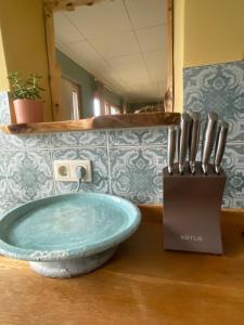 un bagno con un lavandino a ciotola su un bancone di Ferienwohnung Rosen-Holz, Ruhe und Entspannung im Dorf a Niederdorla Altre 49 foto
