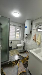 een vuile badkamer met een toilet en een wastafel bij Чолпон-Ата! 700 м от берега! in Cholpon-Ata +15 foto's
