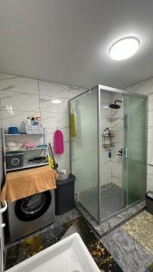 een badkamer met een douche en een wastafel bij Чолпон-Ата! 700 м от берега! in Cholpon-Ata