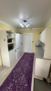een keuken met een paars tapijt in een kamer bij Чолпон-Ата! 700 м от берега! in Cholpon-Ata