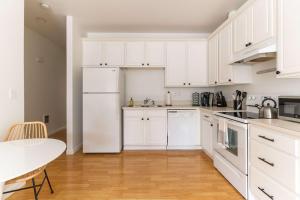 Dapur atau dapur kecil di Perfect Ladd's Addition Loft - Breweries & Bars