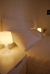 ヴェローナにあるLovely Apartment Veronaのベッドルーム1室(ベッド1台、ランプ付きテーブル付)