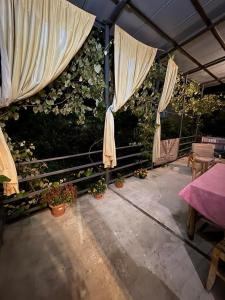 Rõdu või terrass majutusasutuses Guest house Nano