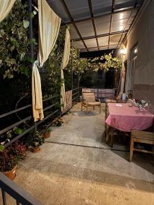 Rõdu või terrass majutusasutuses Guest house Nano