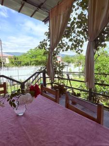 Rõdu või terrass majutusasutuses Guest house Nano