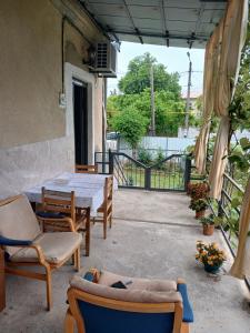Rõdu või terrass majutusasutuses Guest house Nano