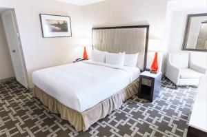 Postel nebo postele na pokoji v ubytování Hilton Niagara Falls/ Fallsview Hotel and Suites