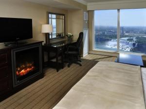 TV a/nebo společenská místnost v ubytování Hilton Niagara Falls/ Fallsview Hotel and Suites