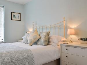 Postel nebo postele na pokoji v ubytování Poppy Cottage