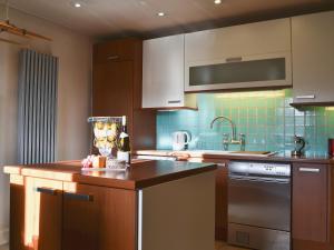 eine Küche mit einem Mixer auf einer Holztheke in der Unterkunft Garden Cottage in Weem