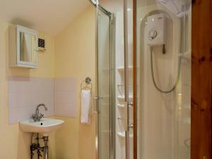 ein Badezimmer mit Dusche und Waschbecken in der Unterkunft West Boundary Farm Cottage 1 in Pilling + 4 Fotos