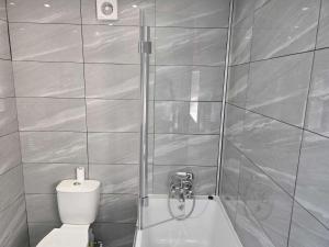 Un baño con ducha, inodoro y lavabo. en House - Sleeps 8 - Garden - Short Walk to Station, en Londres 19 fotos más