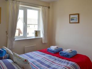 En eller flere senge i et værelse på Fishers Cottage