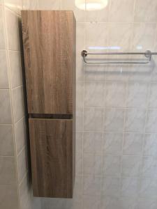 a shower with a wooden door in a bathroom at Aan zee in Nieuwpoort in Nieuwpoort +5 photos