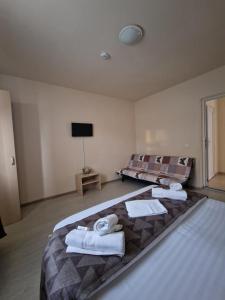 a bedroom with a bed with towels on it at Casa Gimi in Baile Unu Mai