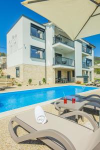 Bazén v ubytovaní Villa Manus - Boutique Apartments alebo v jeho blízkosti