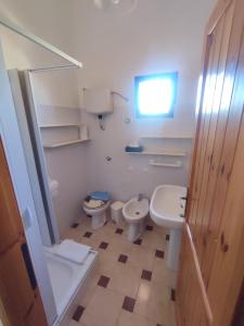 a small bathroom with a toilet and a sink at Casa Rosanna in Porto Ottiolu