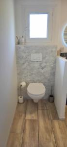 un bagno con wc e finestra di Maison proche Clermont-Fd entre CHU et Cézeaux -Parking a Beaumont Altre 13 foto