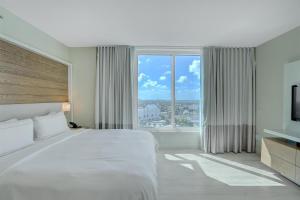 Ένα ή περισσότερα κρεβάτια σε δωμάτιο στο Beach House Fort Lauderdale, A Hilton Resort +84 φωτογραφίες
