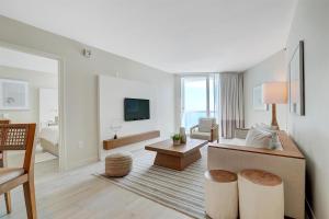 Μια τηλεόραση ή/και κέντρο ψυχαγωγίας στο Beach House Fort Lauderdale, A Hilton Resort