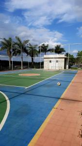 Tenis a/nebo squash v ubytování Aconchegante stúdio com varanda nebo okolí