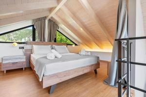 Ένα ή περισσότερα κρεβάτια σε δωμάτιο στο Luxury Waterfalls Villa Nidri Privet Pool Jaccuzi