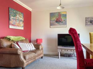 TV a/nebo společenská místnost v ubytování Cosy Cotswolds Townhouse